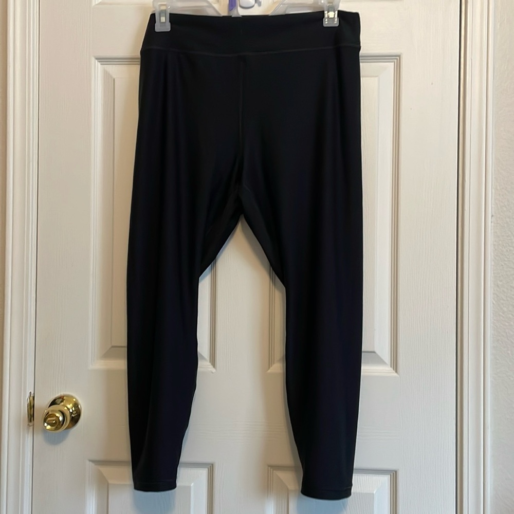 BNWOT Old Navy Cloud+ 7/8 Leggings